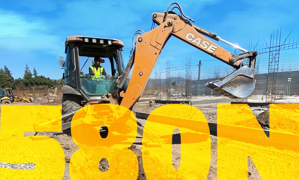 Esta máquina ha logrado un gran reconocimiento gracias a su eficiencia y versatilidad en Chile, así como en el resto de latinoamérica, en industrias como la construcción y la agricultura. Su popularidad se debe a la amplia variedad de terrenos con los que se puede trabajar debido a su potencia que se adecua a variados tipos de proyectos, desde demoliciones ligeras a movimientos de tierra. A continuación detallamos sus características esenciales y la razón principal de su popularidad en Chile.