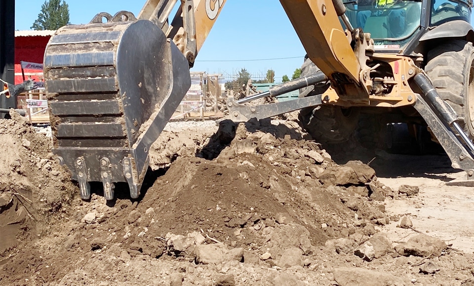 Movimiento de tierra con retroexcavadora